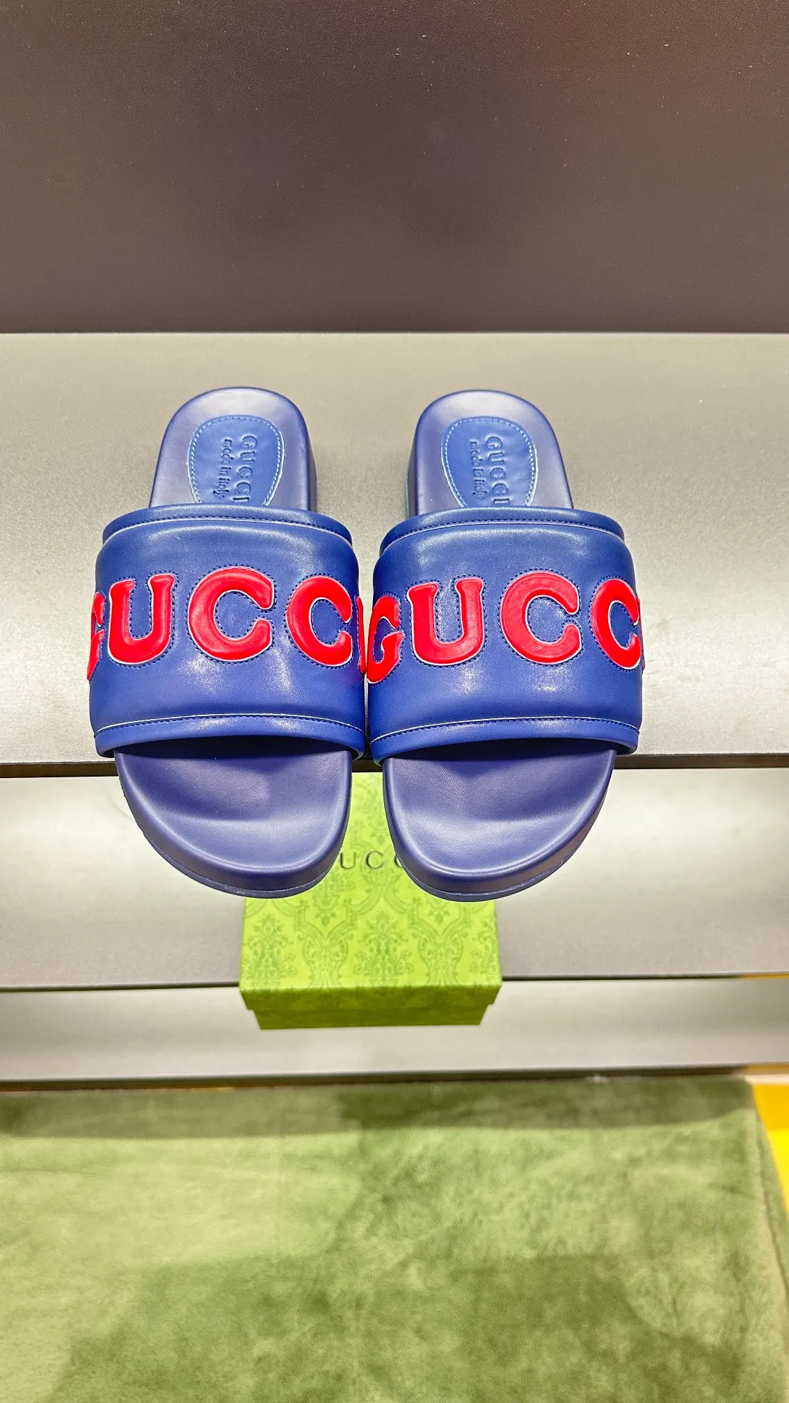 [G Family Couple Style] P: 320💰Female size 36~40 Men's size 39~45, (46. Custom-made GG slippers for men and women. This slipper is made of GG polyester fiber and is decorated with a Gucci label on the front, which adds a striking logo feel to the style. Beige GG recycled polyester fiber, same size for men and women, leather trim